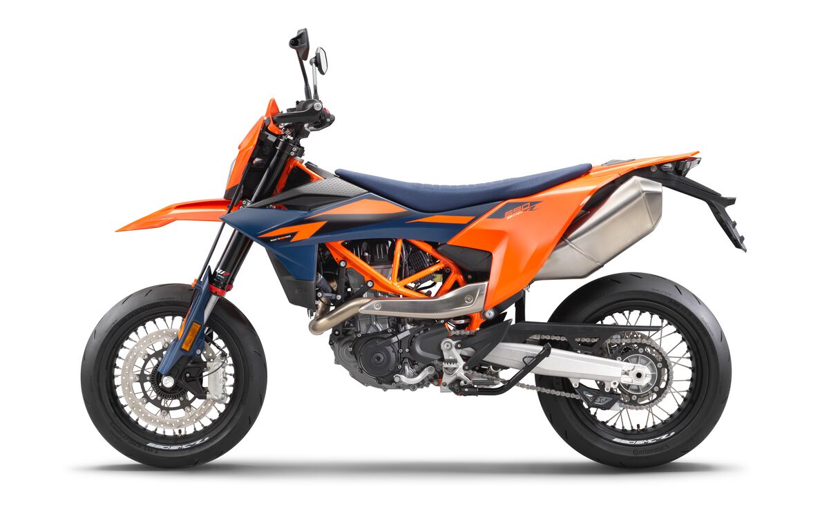 659450_MY26_KTM 690 SMC R 90 left_EU SPEC_EU_GLOBAL_STUDIO.jpg