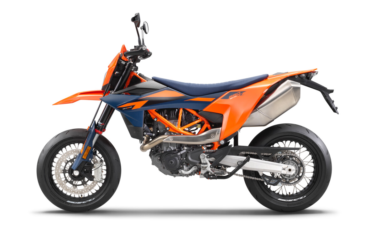 659450_MY26_KTM 690 SMC R 90 left_EU SPEC_EU_GLOBAL_STUDIO.jpg