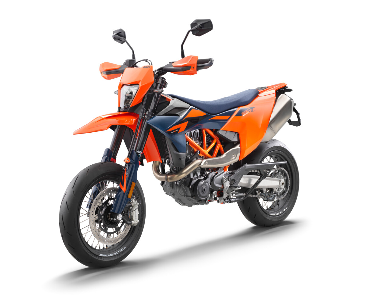 659455_MY26_KTM 690 SMC R_45 front left_EU SPEC_EU_GLOBAL_STUDIO.jpg