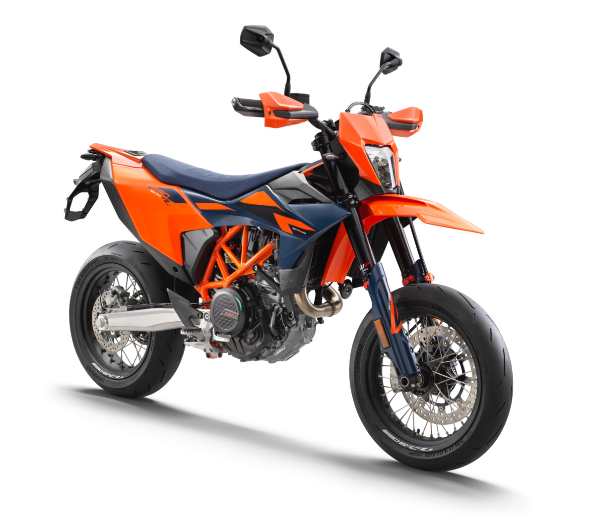 659456_MY26_KTM 690 SMC R_45 front right_EU SPEC_EU_GLOBAL_STUDIO.jpg