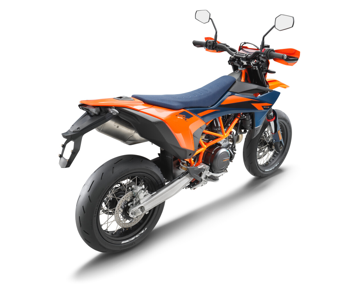 659457_MY26_KTM 690 SMC R_45 rear right_EU SPEC_EU_GLOBAL_STUDIO.jpg
